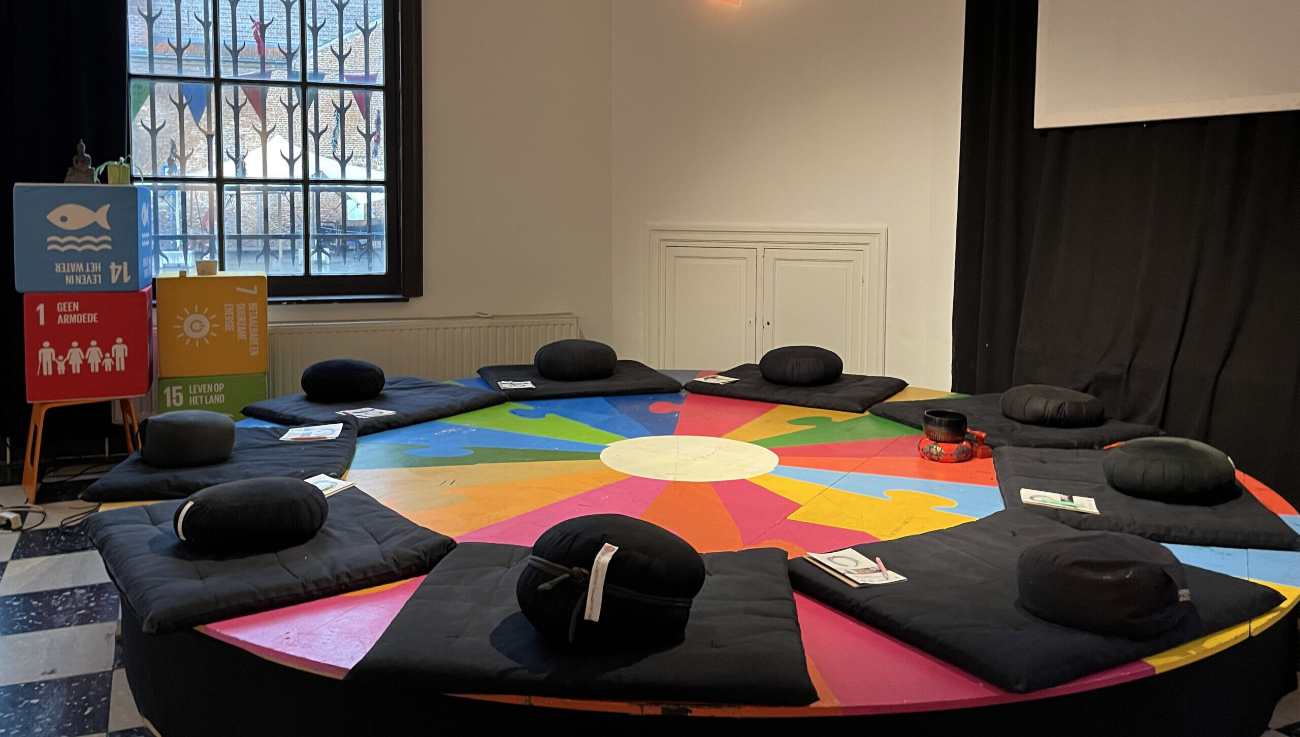 Een praatcirkel op het podium van het Wereldcafé